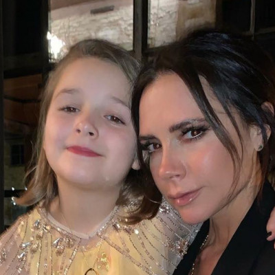 Victoria Beckham: Δείτε πώς ντύθηκε η κόρη της Harper σε έκθεση γνωστού οίκου (pics)