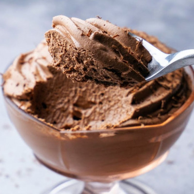 Αφράτη μους σοκολάτας με δύο μόνο υλικά (vid)