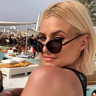 Η Λάουρα Νάργες φωτογραφίζεται με μαγιό και μιλάει για τη σκληρή κριτική που δέχτηκε για το σώμα της