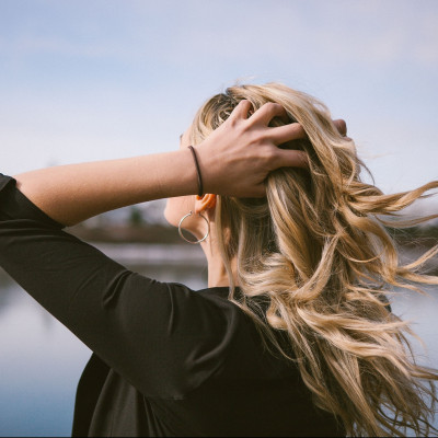 5 «έξυπνα» χτενίσματα για όταν δεν προλαβαίνεις να λούσεις τα μαλλιά σου (+video)