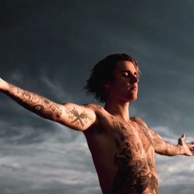 Έτσι διαψεύδει ο Bieber τις φήμες για κρίση στο γάμο του με την Hailey: Πώς εμπλέκεται η Selena;