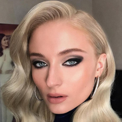 H Sophie Turner είναι τρομαχτικά ευλύγιστη κι αυτό που έκανε στην τηλεόραση πρέπει να το δεις