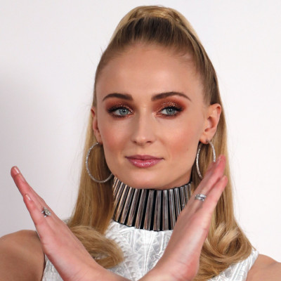 Δες τη Sophie Turner μωρό στην αγκαλιά των αδερφών της