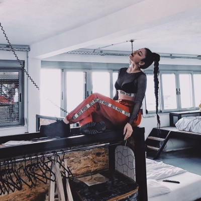 Natasha Kay: Ο,τι θες να ξέρεις για την πιο cool υποψήφια των Mad Video Music Awards