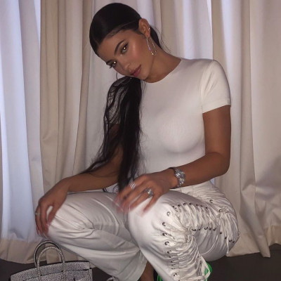 Το super mini φόρεμα της Kylie Jenner έχει το χρώμα που θες για το καλοκαίρι