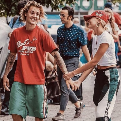 Ο Justin Bieber δείχνει για πρώτη φορά τη βέρα του γάμου του με τη Hailey Baldwin