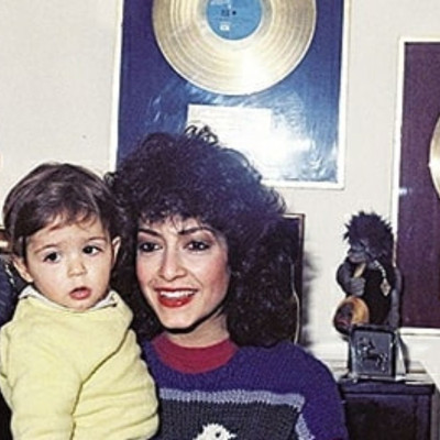 Διάσημοι καλλιτέχνες τραγουδούν με τα παιδιά τους - Εσείς θυμόσαστε αυτά τα τραγούδια; (vids)