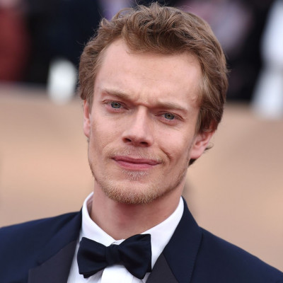O «Theon Greyjoy» είχε ένα τραγικό ρόλο, ο Alfie Allen έχει ένα μοναδικό στυλ