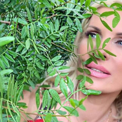 Ελένη Μενεγάκη: Έτσι είναι το κορμί της στα 49 της χρόνια – Οι αρετουσάριστες φωτό της με μπικίνι!