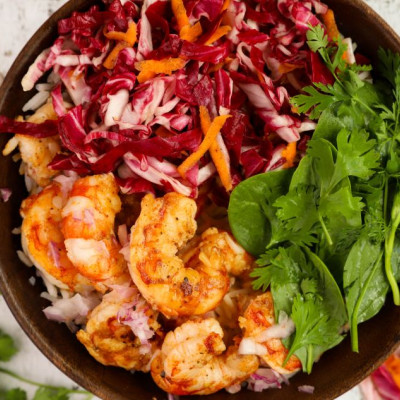 Υγιεινό μπολ (Buddha bowl) με γαρίδες και λαχανικά