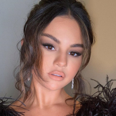 H εμφάνιση της Selena Gomez στην πρεμιέρα της νέας της ταινίας είναι απλά ουάου