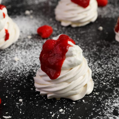 Πάβλοβα με σάλτσα raspberry