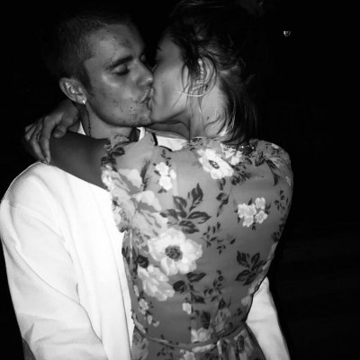 Ο Justin Bieber κι η Hailey Baldwin παίζουν έξω από ένα πολυκατάστημα κι είναι αξιολάτρευτοι