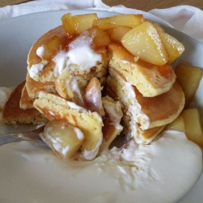 Λαχταριστά pancakes με καραμελωμένα αχλάδια και κρέμα cheesecake