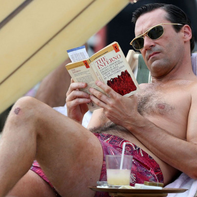 Ο άντρας πρέπει να έχει στυλ στην παραλία