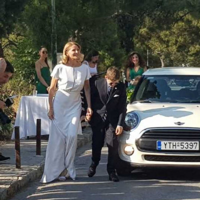 Γάμος Μπαλατσινού-Κικίλια: Το παραμυθένιο νυφικό της Τζένης - Χέρι χέρι με τον γιο της (exclusive)