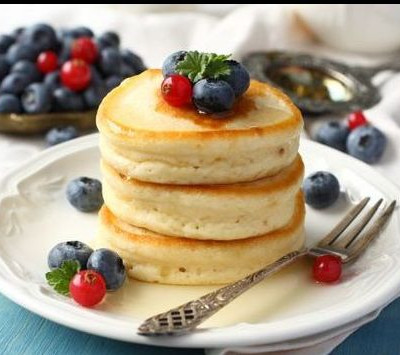Αυτά τα pancakes με μπανάνα και sauce καραμέλας θα σε κάνουν να ξεχάσεις το bikini body