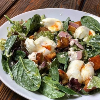 Πράσινη σαλάτα με αυγά ποσέ, από τον Γιώργο Τσούλη