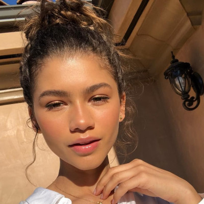 H Zendaya άλλαξε τα μαλλιά της και το χρώμα μπορεί να σημαίνει αυτό που υποψιαζόσουν