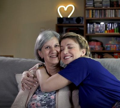 Η Μυρτώ Κάζη στην κουζίνα με τη μαμά της! (vid)