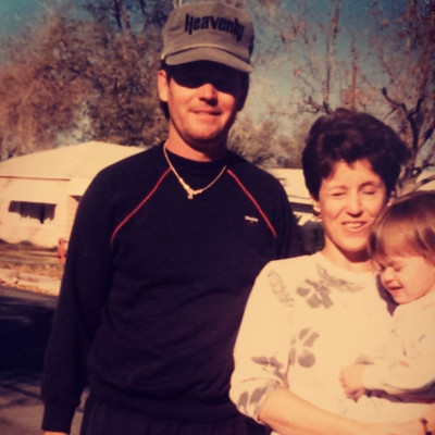 To ξανθό κοριτσάκι της φωτογραφίας είναι τώρα μία μελαχρινή καλλονή popstar