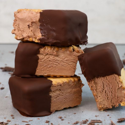 Παγωτό sandwich με σοκολάτα κουβερτούρα