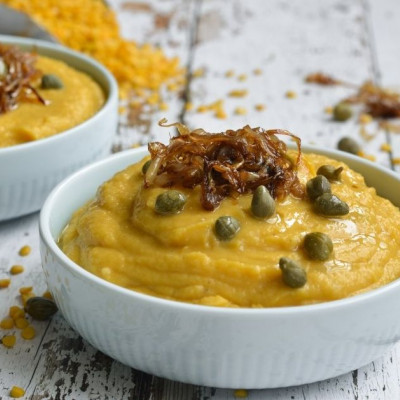 Φάβα με καραμελωμένα κρεμμύδια