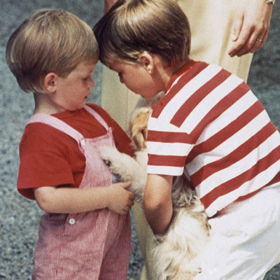 Ετοιμάσου να «λιώσεις»: Δες τους William και Harry σε παιδική ηλικία να παίζουν πιάνο