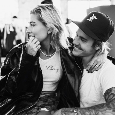 Justin Bieber – Hailey Baldwin: Η φωτογραφία στο πιάνο που «έριξε» το Instagram