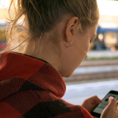 Το σοκαριστικό πράγμα που μπορείς να πάθεις αν κρατάς έτσι το κινητό σου