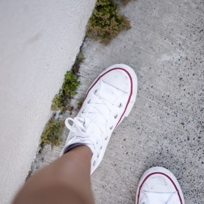 Πώς θα καθαρίσεις τα λευκά σου sneakers με υλικά που έχεις στο σπίτι