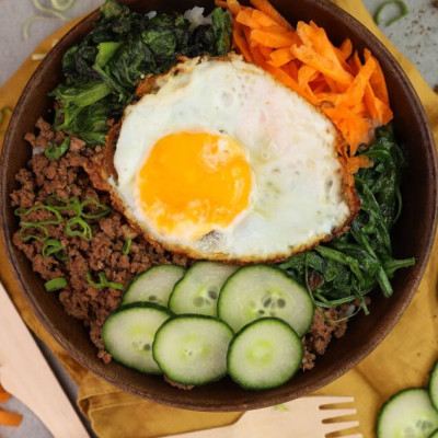 Υγιεινό μπολ (Buddha bowl) με ρύζι, κιμά και αυγό