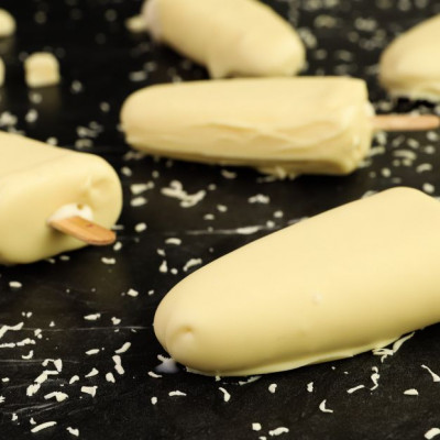 Παγωτό ξυλάκι με λευκή σοκολάτα και τέσσερα υλικά μόνο