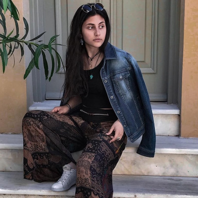 Η 17χρονη κόρη πασίγνωστου Έλληνα ηθοποιού κυκλοφόρησε το πρώτο της τραγούδι