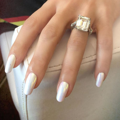 Με αφορμή αυτό το celebrity μανικιούρ, αναθεωρούμε τα πάντα για το περλέ βερνίκι