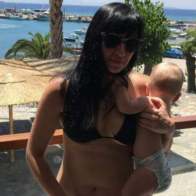 Αθηναΐς Νέγκα: Δείχνει ακομπλεξάριστη τα σημάδια της λεύκης στο σώμα της (pics)