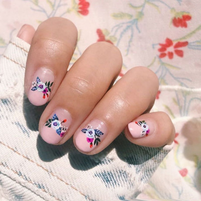 Σε αυτό το λογαριασμό στο Instagram θα δεις τα πιο όμορφα λουλουδένια μανικιούρ!