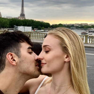 Γάμος Sophie Turner – Joe Jonas: Ποια ήταν αυτή που έκλεψε τις εντυπώσεις με την εμφάνισή της;