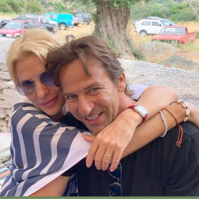 Ελένη Μενεγάκη: Η πρώτη φωτό με τον Μάκη και τα παιδιά- Αγκαλιασμένοι πάνω σε καρότσα (Photo)