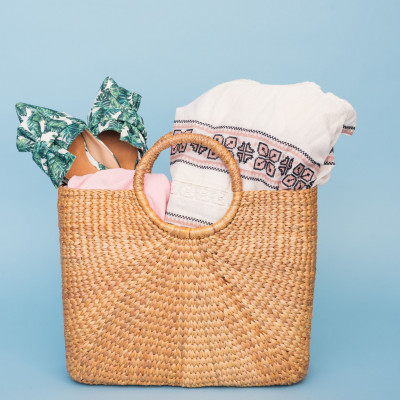 Λίγο πριν τις καλοκαιρινές σου διακοπές, τα must have προϊόντα για την τσάντα σου!