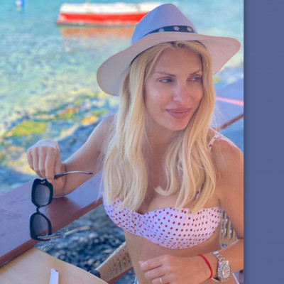 Ελένη Μενεγάκη: Αυτό είναι το πρώτο της βίντεο εντελώς άβαφη και με μαγιό από την παραλία!