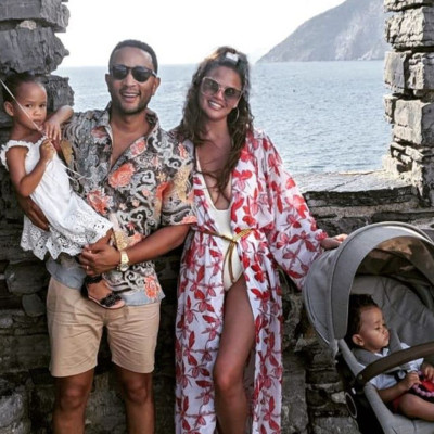 Teigen και Legend κάνουν διακοπές στην Ιταλία με τα παιδιά τους και θα θέλαμε να μας υιοθετήσουν