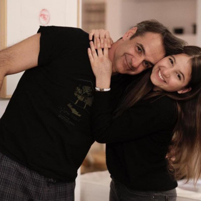 Η Δάφνη Μητσοτάκη έκανε στον μπαμπά της το πιο ωραίο δώρο για τη γιορτή του