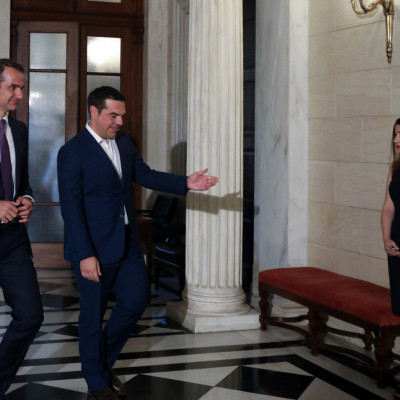 Ο Μητσοτάκης παρέλαβε το Μέγαρο Μαξίμου από τον Τσίπρα