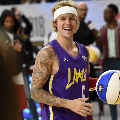 Ο Justin Bieber ολοκληρώνει με επιτυχία το Bottle Cap Challenge και μάντεψε ποιον προκαλεί