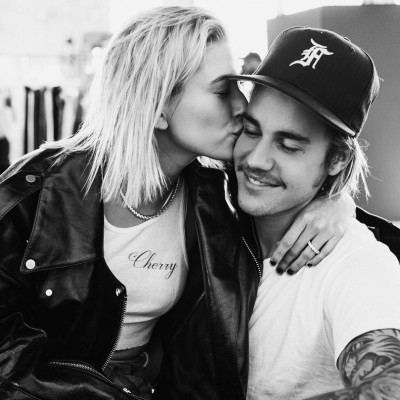 Hailey Baldwin - Justin Bieber: Γιόρτασαν τον έναν χρόνο αρραβώνα τους κάπως έτσι!