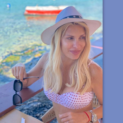 Ελένη Μενεγάκη:Δείτε την άβαφη και αγουροξυπνημένη να πίνει τον καφέ της στο σπίτι της στην Άνδρο