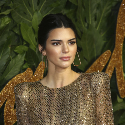 To φόρεμα της Κendall Jenner κοστίζει λιγότερο από 50 Ευρώ και είναι ιδανικό αν θες να «λάμψεις»