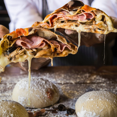 Θα χρειαστείς μόνο δύο υλικά για να φτιάξεις την πιο νόστιμη ζύμη για πίτσα