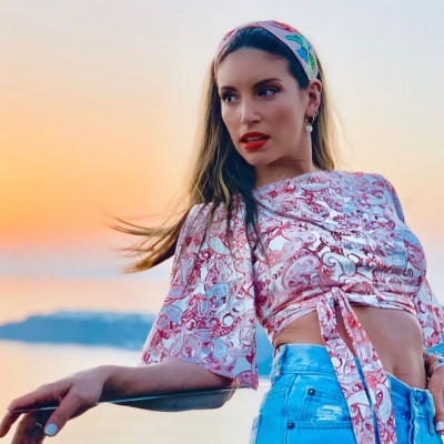 Η Αθηνά Οικονομάκου αποκαλύπτει στο Instagram ποιος γνωστός ράπερ βρίσκεται στη Σαντορίνη